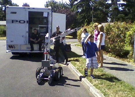 Auburn Police and the Federal Way Bomb Disposal Unit responded to a suspicious bag stuffed with explosives in an Auburn neighborhood. The unit brought out a robot to help dispose of the bag. Later