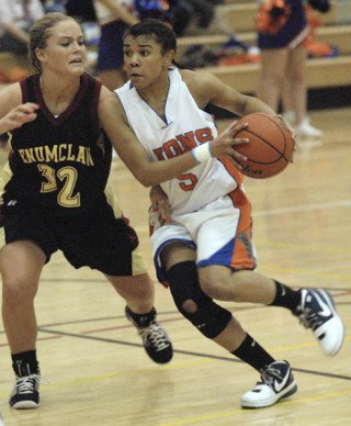 Auburn Mountainview's Purshall Brown drives around Mara Koplitz of Enumclaw.