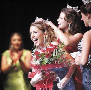 Allie Wallace is crowned Miss Auburn 2009 by Cara Rudd