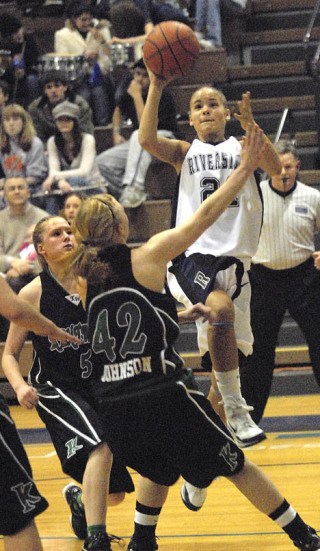 Auburn Riverside's Nichole Jackson goes up for a shot in front of Kentwood defenders Lindsey Moore (5) and Courtney Johnson (42).