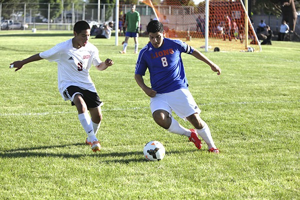 Auburn Mountainview's Manny Maya-Mendoza maneuvers past a Sunnyside defender.