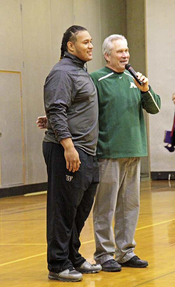 Auburn grad Danny Shelton is introduced by Trojan head football coach Gordon Elliott.