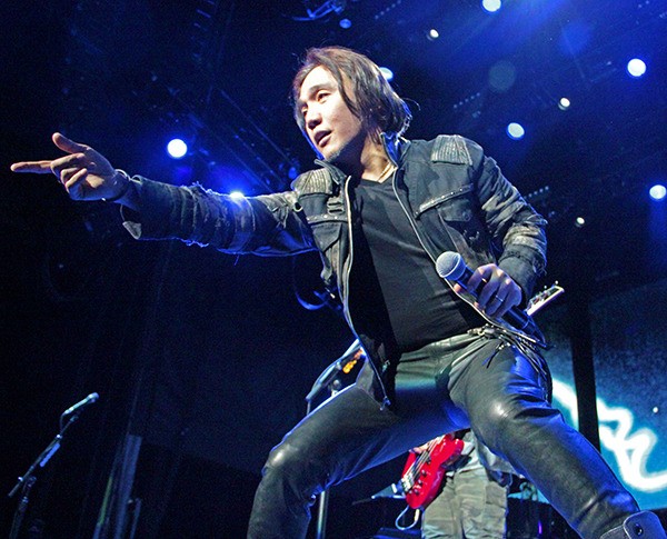 Journey frontman Arnel Pineda in action at the White River Amphitheatre.