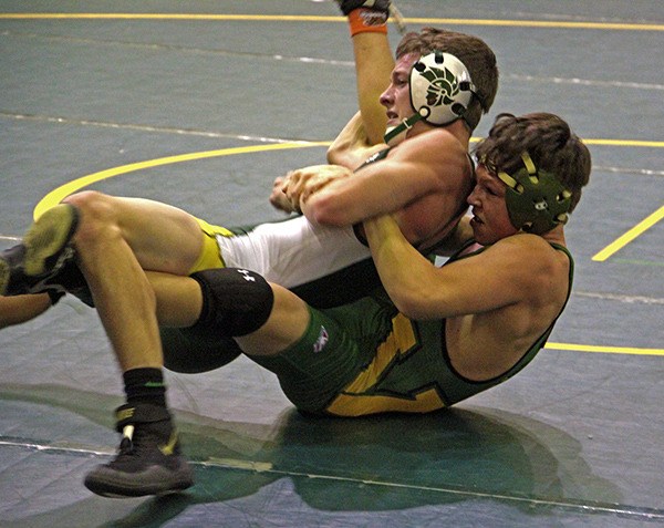 Senior Drew Aplin tangles with Vashon's Chase Wickman in the 120-pound title match at this past Saturday's Auburn Invitational.