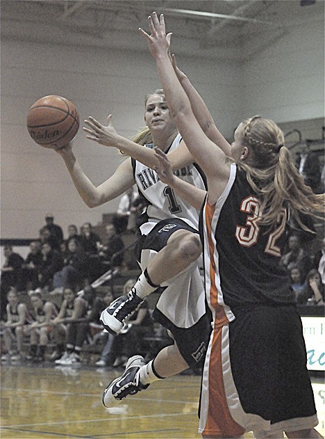 Mercedes Wetmore dishes during the Ravens' showdown with Lewis and Clark.
