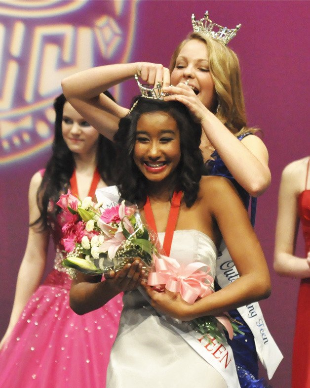 Miss Washington Outstanding Teen Victoria Renard crowns Naomi Moore as Miss Auburn Outstanding Teen.