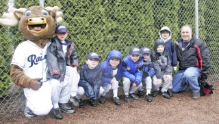 Tacoma Rainiers’ Rhubarb posed with Auburn Little League’s Thunderbolts