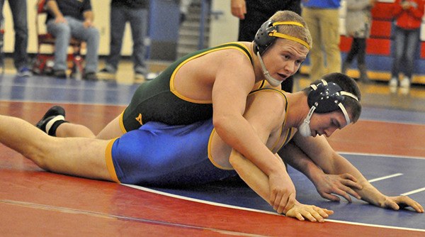 Auburn's Sam Lindsay takes on Tahoma's Cooper Thomas during the Auburn Invitational.