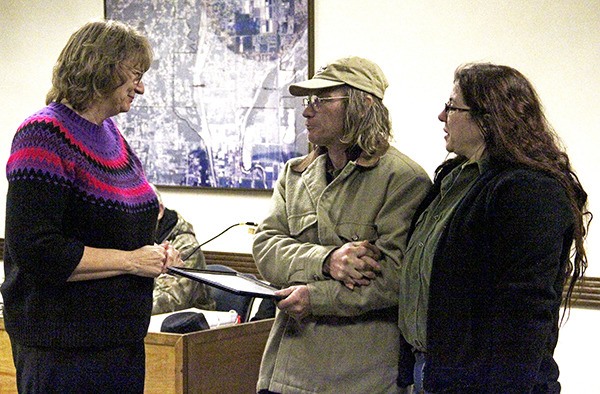 Pacific Mayor Leanne Guier presents Kevin and Janine Denesha