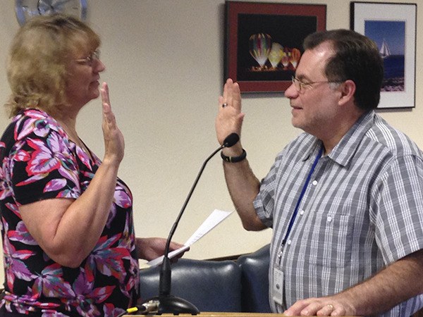 Pacific Mayor Leanne Guier swears in new City Administrator/Finance Director Richard Gould.