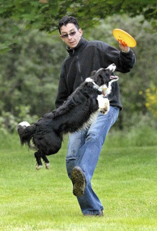 Oscar Daste warmed up his Border Collie Aqua before the flying disk competition at Petpalooza last May.