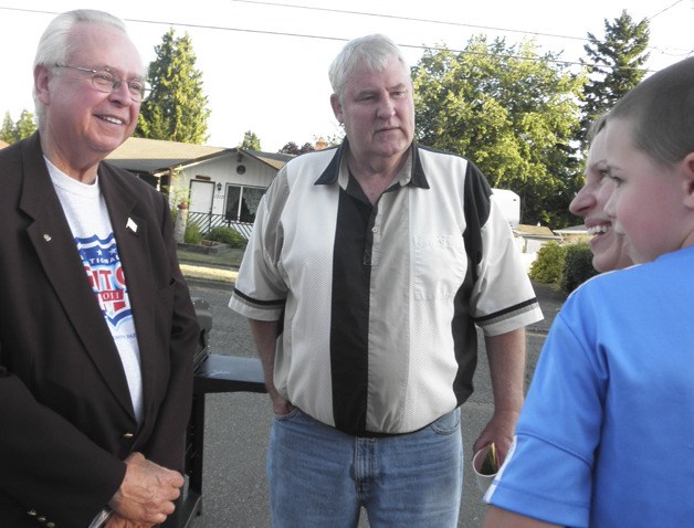 Mayor Pete Lewis greets Wayne Kier