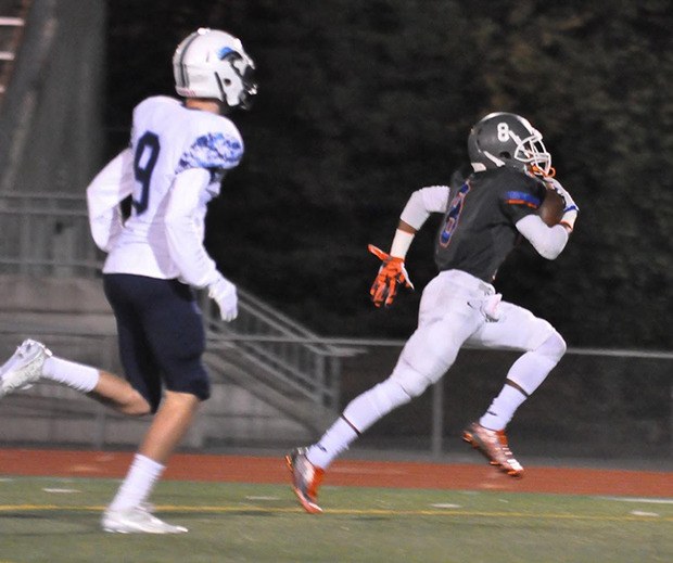Auburn Mountainview's Vaughn Daggs dashes to the end zone after catching a Gresch Jensen pass in the first quarter of Friday night's playoff game at Auburn Memorial Stadium. The touchdown play covered 40 yards.