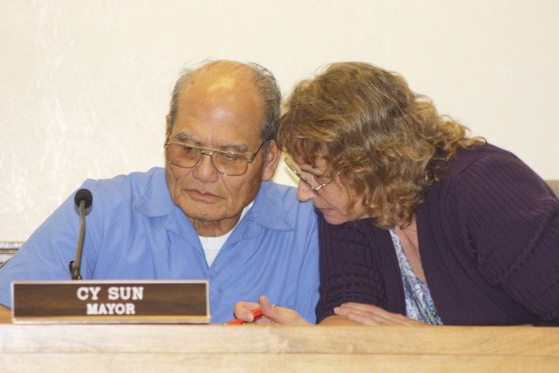 Getting up to speed: Councilmember Leanne Guier  assists newly elected Pacific Mayor Cy Sun during his first City Council meeting.
