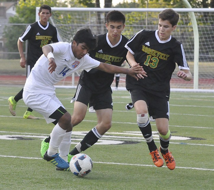 Auburn Mountainview’s Erik DeAnda (14) scored two goals