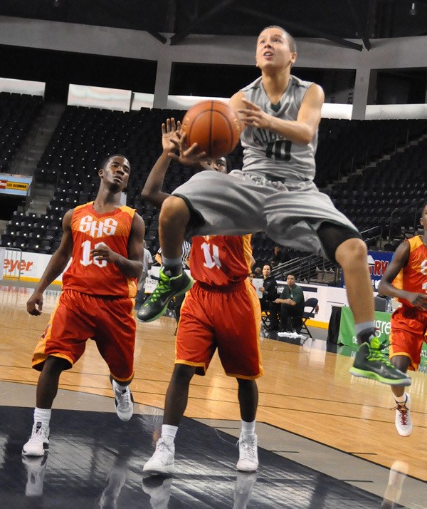 Auburn freshman Jason Brown drives to the hoop against Steilacoom.