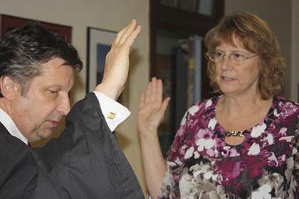 Pacific Municipal Court Judge Stephen Rochon swears in Pacific Mayor Leanne Guier during a ceremony at City Hall on Monday.