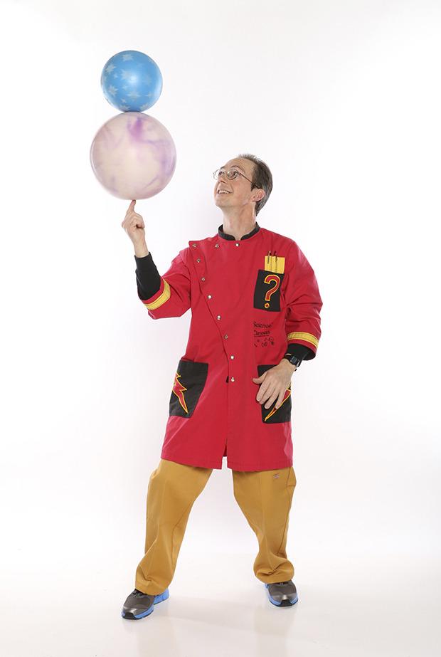 Rhys Thomas' Science Circus show brings Newtonian Physics to his mix of hilarity and dexterity.
