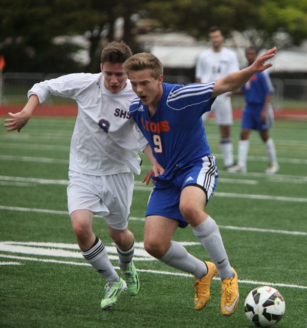 Auburn Mountainview's Jared Lewis fends off a Sumner opponent.