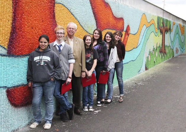 Auburn Riverside visual communications students pose with Auburn Mayor Pete Lewis and artist Rachel Dotson in front of the White River Trail mural off A Street Southeast. From left are: Mercedes Garcia