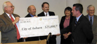 Auburn Mayor Pete Lewis accepts a $25