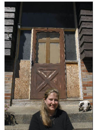 The ugly front door belonging to the home of Auburn’s Cat Eidsness has taken on a life all to its own. But Eidsness is ready for a complete entryway makeover.