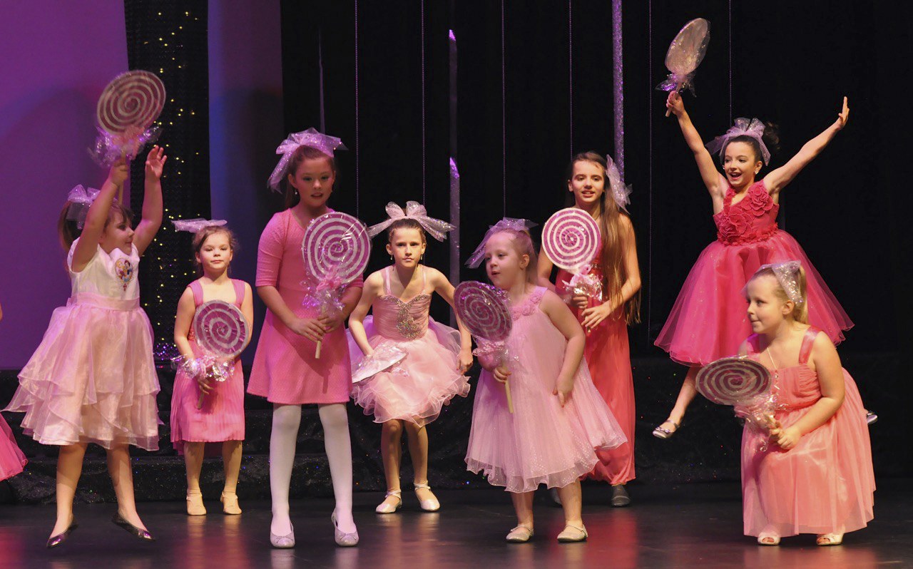 Little Sisters perform on stage during last January’s Miss Auburn Scholarship program. Girls interested in the multifaceted program are encouraged to apply now. RACHEL CIAMPI