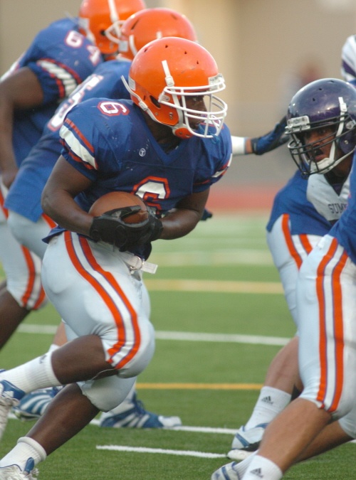 Auburn Mountainview senior CJ Valliant scampers for some yardage against Sumner this past Thursday.