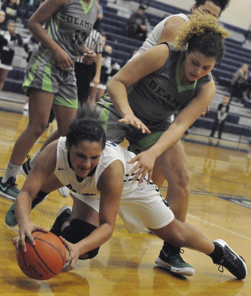 Auburn Riverside’s Katelyn Brown gets the ball away from Todd Beamer’s Makenzie Bond. RACHEL CIAMPI, Auburn Reporter
