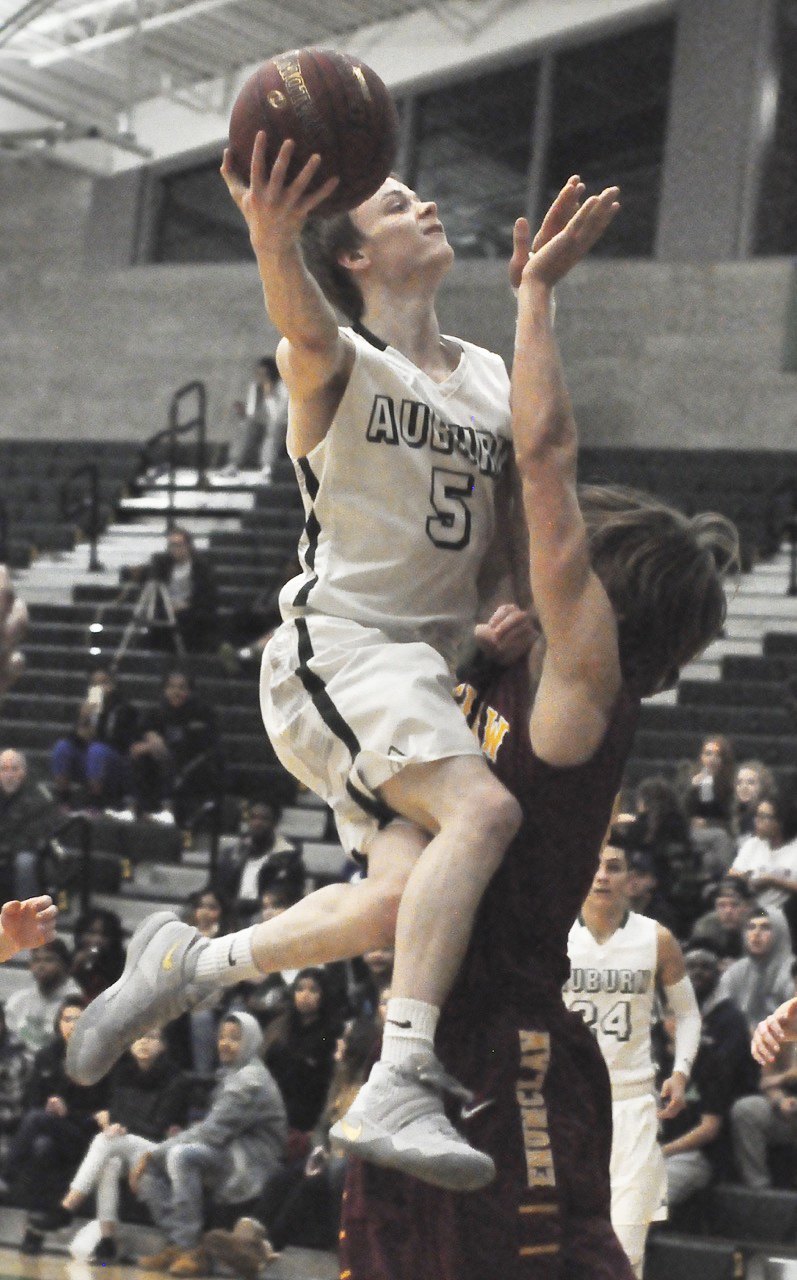 Auburn’s Zane Harshman drives to the lane during Tuesday’s loss to Enumclaw. Rachel Ciampi, Auburn Reporter