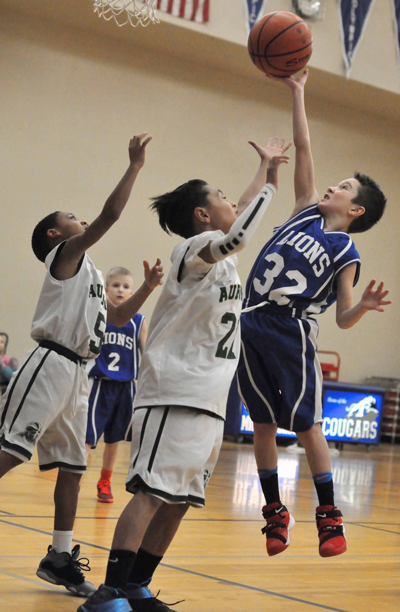 The third-grade ABA Green team contests a shot from a Mountainview Lion during ABA Auburn Select Youth Basketball action on Saturday. RACHEL CIAMPI, Auburn Reporter