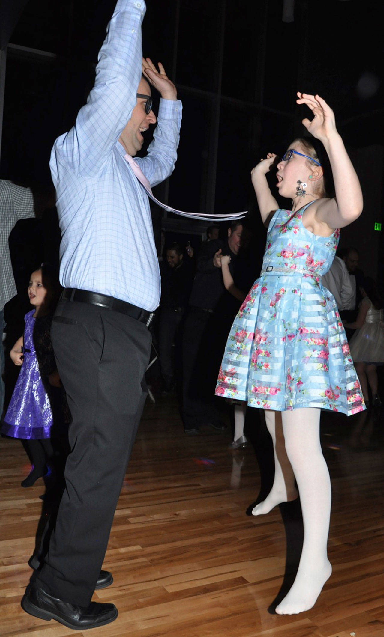 Auburn’s Ty Podeszwa does a dance move with his daughter, Ella. RACHEL CIAMPI, Auburn Reporter