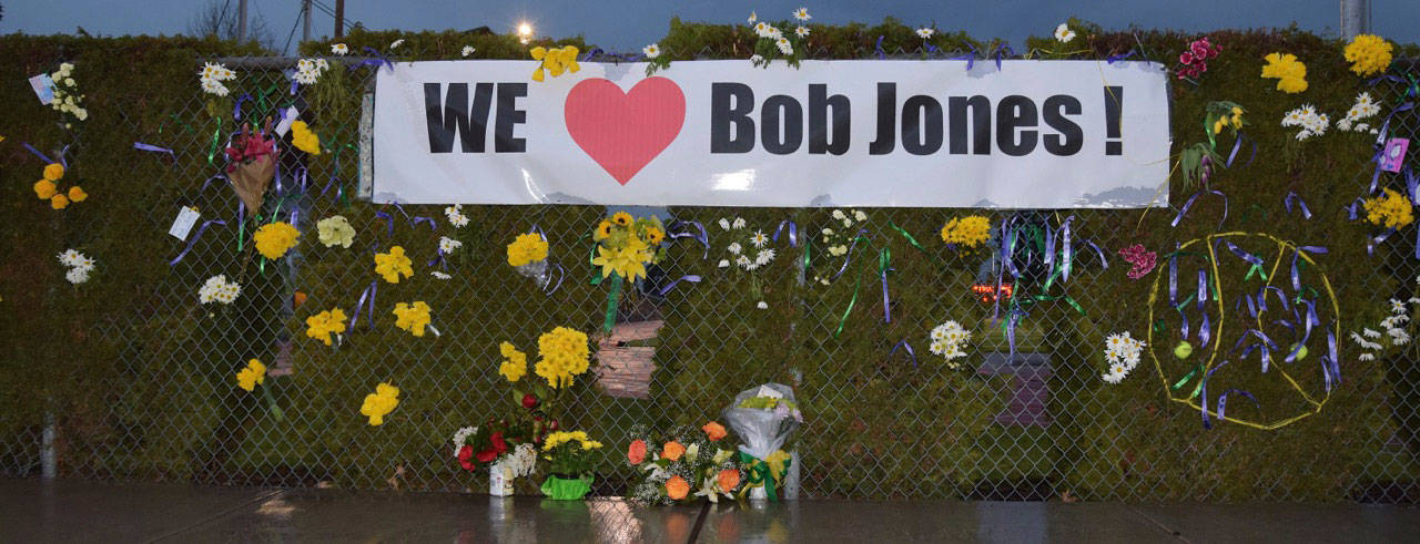 A memorial for the late Bob Jones appears on a fence at Memorial Stadium as the Auburn vs. Auburn Riverside boys soccer match went on under the lights Tuesday night. RACHEL CIAMPI, Auburn Reporter