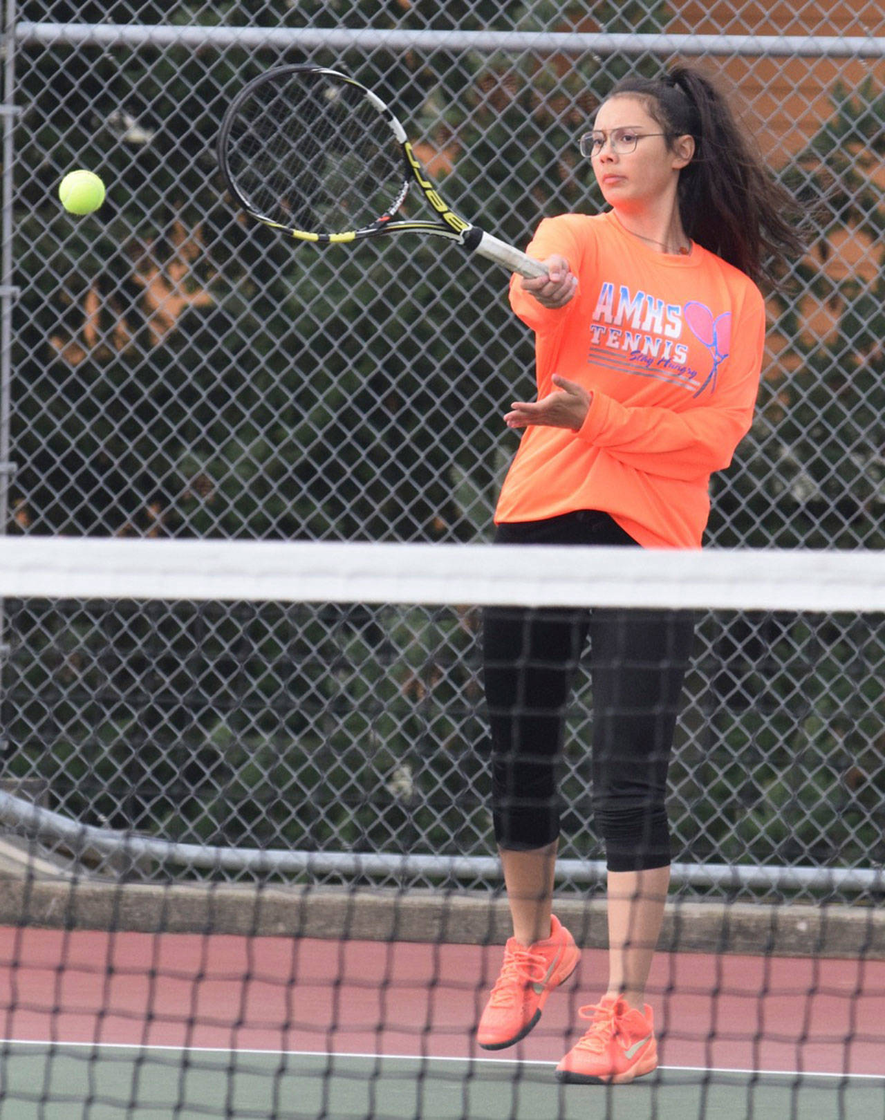 Auburn Mountainview’s top singles player Angie Andreotti returns a shot during her match victory Tuesday. RACHEL CIAMPI, Auburn Reporter