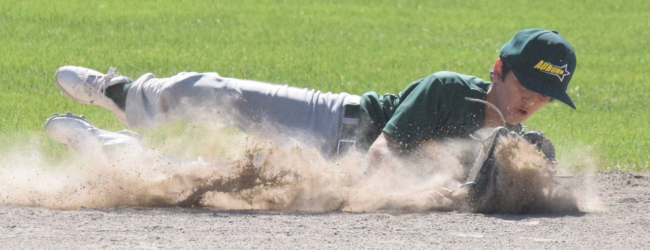 Auburn’s Max Erickson makes a diving catch at first base. RACHEL CIAMPI, Auburn Reporter