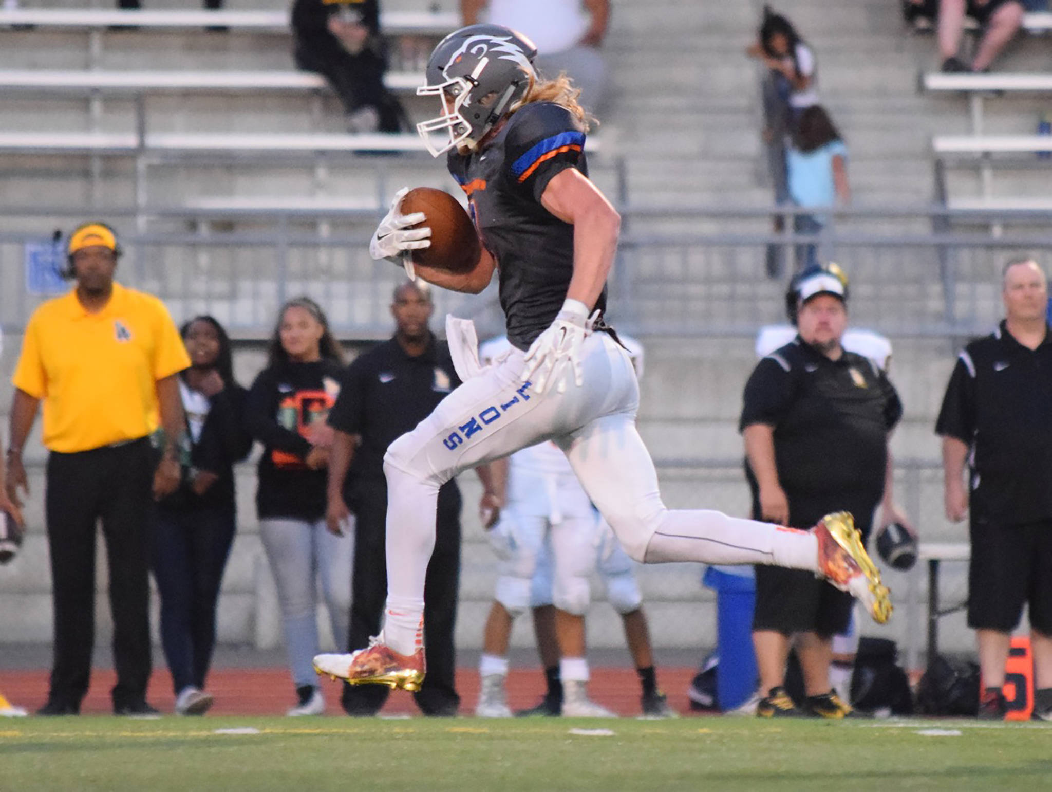 Auburn Mountainview’s Talan Alfrey sprints to the end zone, scoring on an 85-yard pass from quarterback Sui Daniels on the game’s third play from scrimmage Friday night. RACHEL CIAMPI, Auburn Reporter