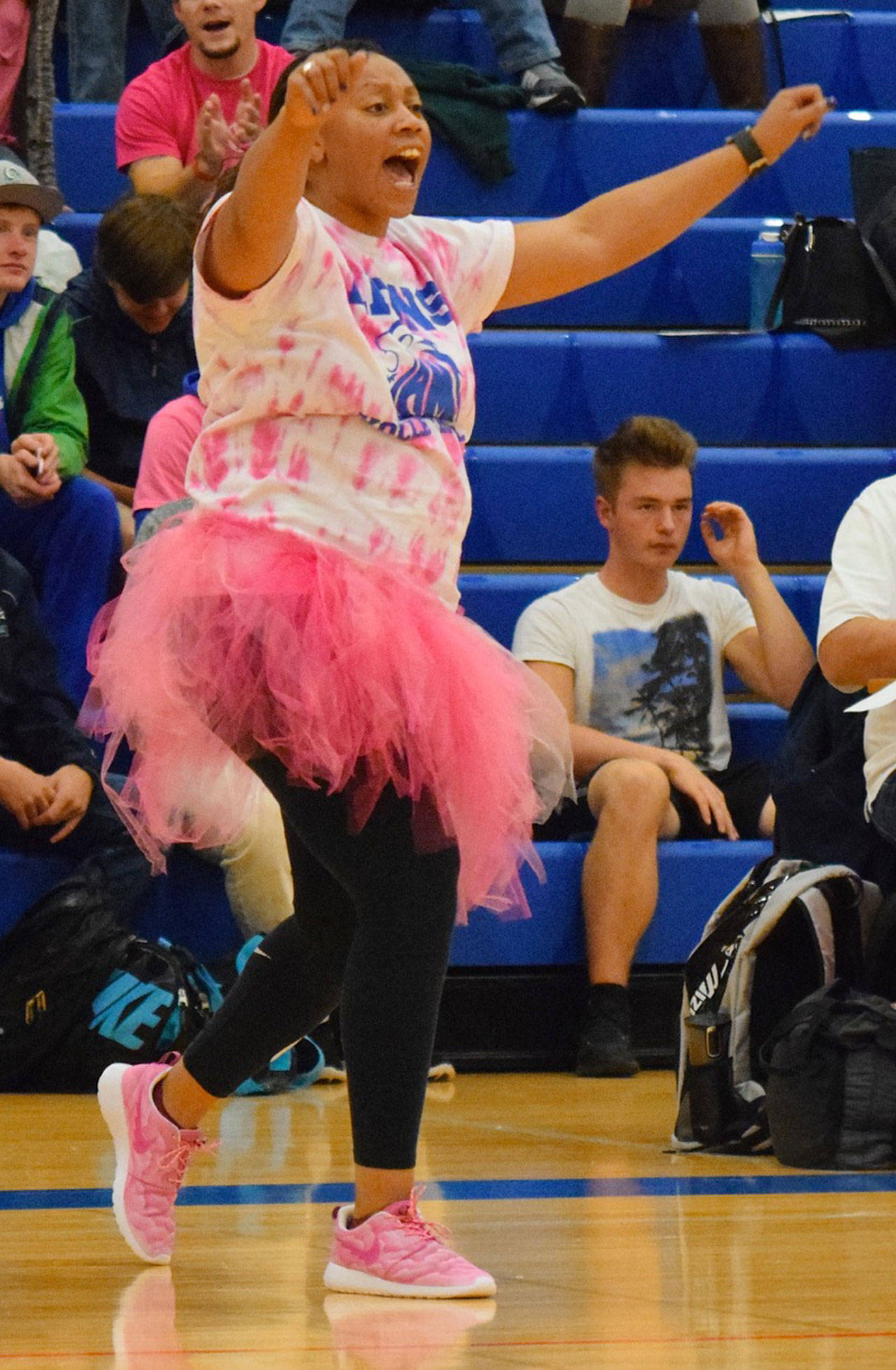 Auburn Mountainview coach Telia McDonald – in all pink to support Breast Cancer Awareness Month – directs her team Thursday night. RACHEL CIAMPI, Auburn Reporter
