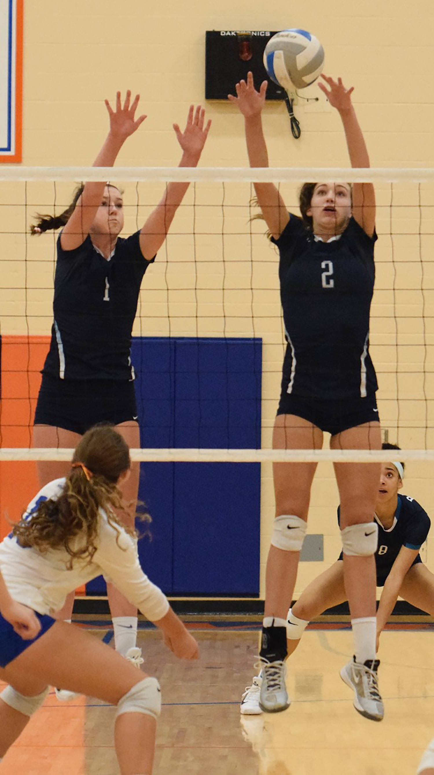 Auburn Riverside’s Anna Maracich, left, and Calley Heilborn apply a wall to block a shot during NPSL Olympic Division play against Auburn Mountainview on Monday night. RACHEL CIAMPI, Auburn Reporter