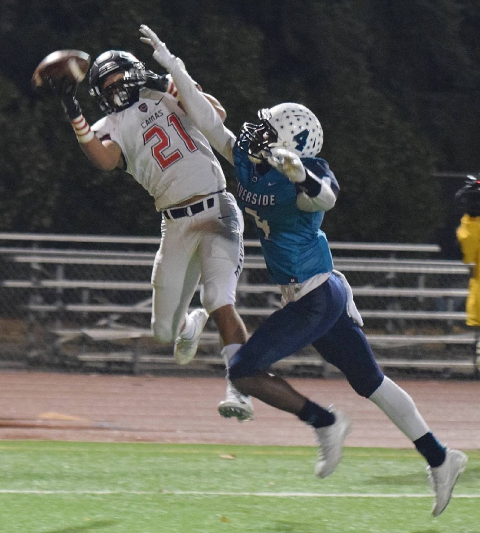 Camas’ Drake Owen hauls in the football over Auburn Riverside’s Jaden Robinson during a district playoff game Friday night. RACHEL CIAMPI, Auburn Reporter