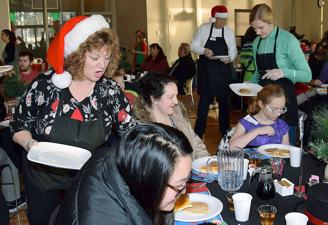 Mayor Nancy Backus and volunteer elves serve up breakfast. RACHEL CIAMPI, Auburn Reporter