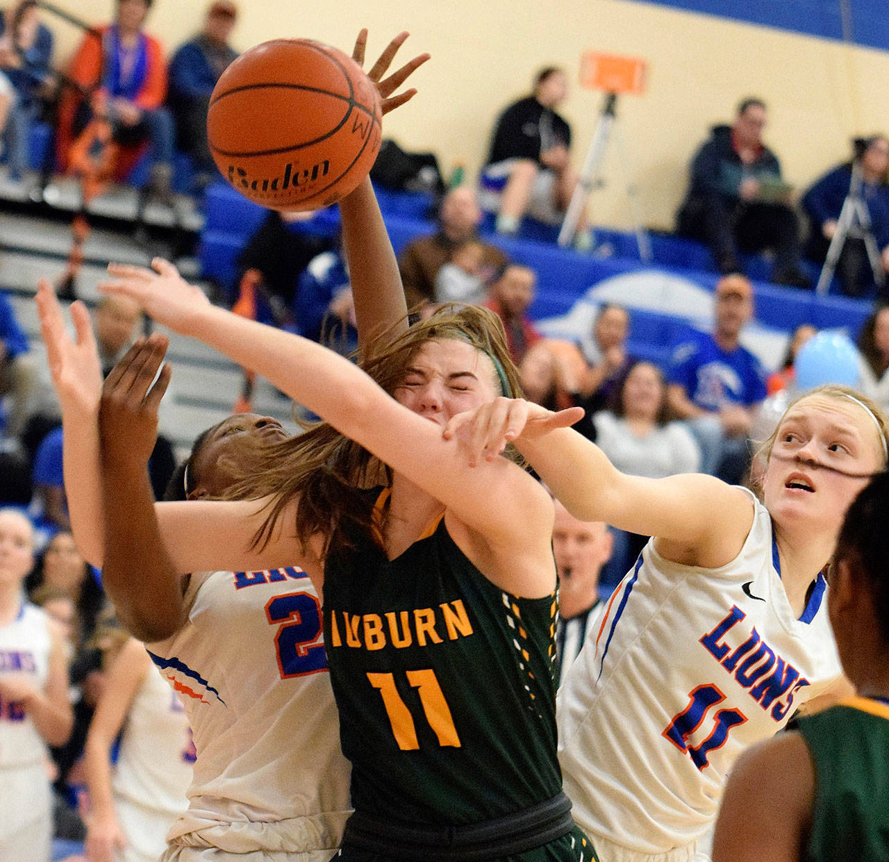 Auburn Mountainview’s Azaria Johnson, left, and Jenna Lacey, right, battle Auburn’s Emily Strojan for the ball during their NPSL Olympic Division game Tuesday. RACHEL CIAMPI, Auburn Reporter