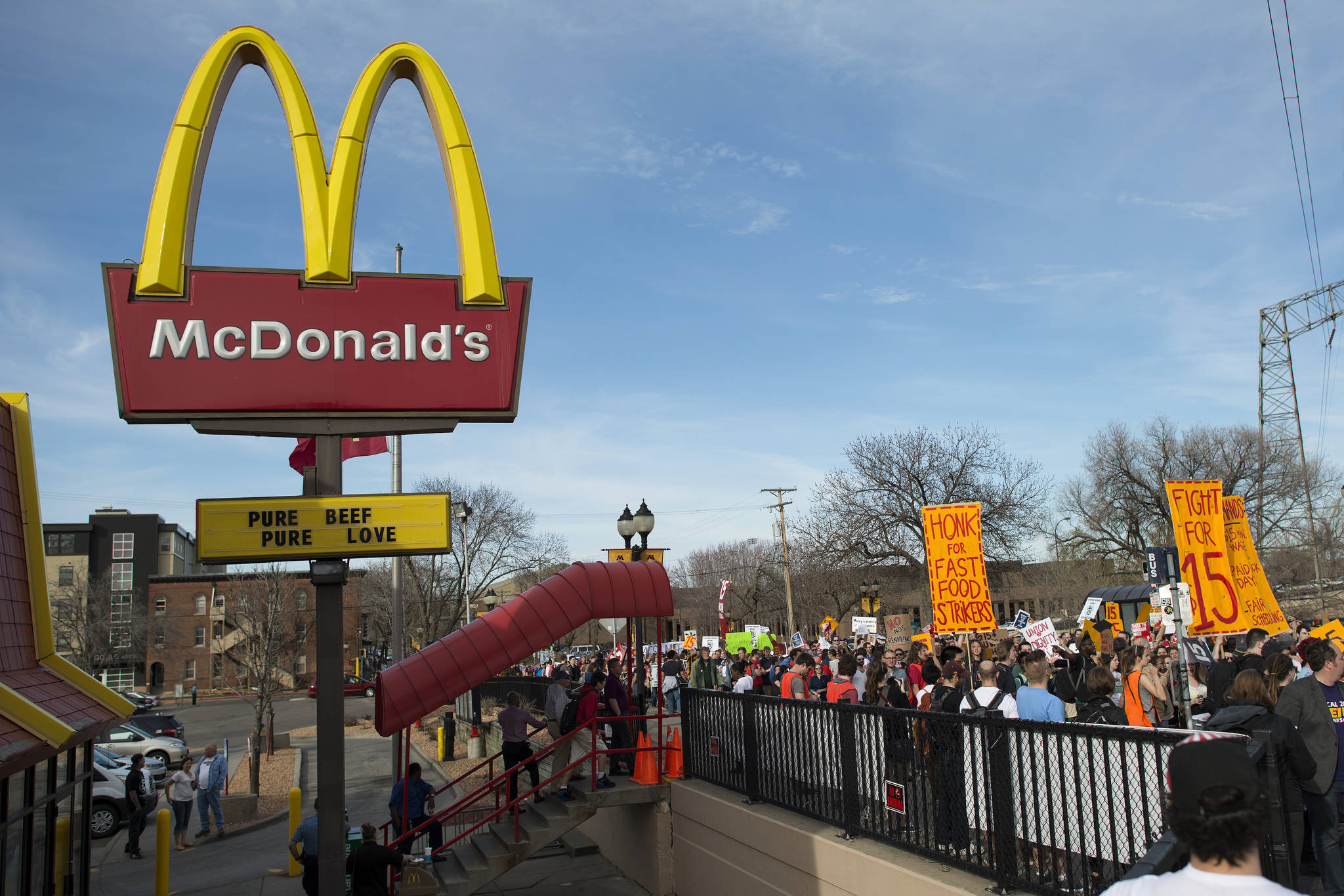 Between Seattle’s $15 minimum wage and the new no-poach cause agreement, Washington has been leading the nation in advancing fast food workers’ rights. Photo by Fibonacci Blue/Flickr