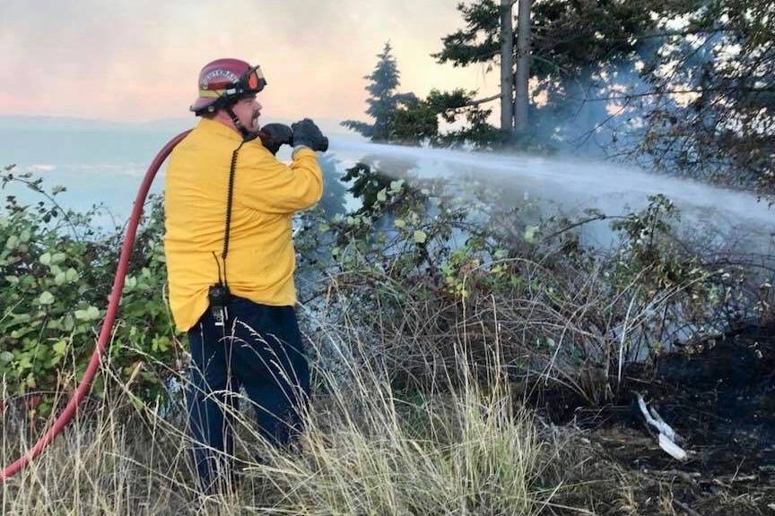 Firefighters douse brush fire on Auburn’s West Hill