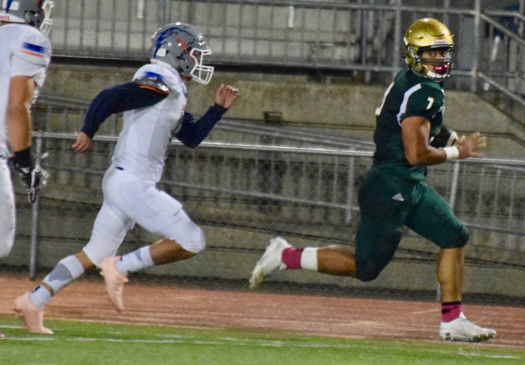 Auburn quarterback Calvin Liulamaga runs for a touchdown, with Auburn Mountainview’s Mark Tischenko in pursuit during first-half NPSL action Friday night. RACHEL CIAMPI, Auburn Reporter