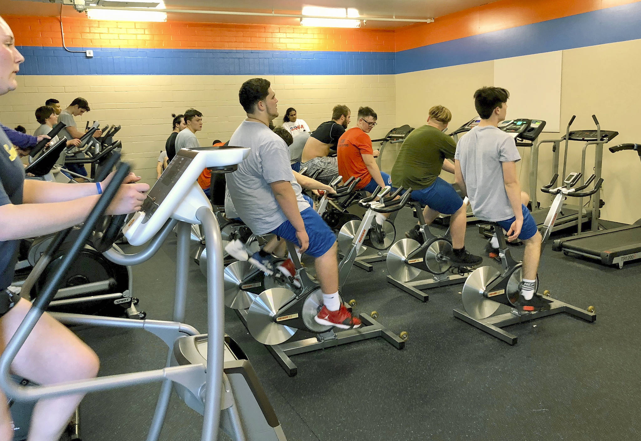 Exercising students fill Auburn Mountainview’s new fitness lab inside the school’s field house. COURTESY PHOTO