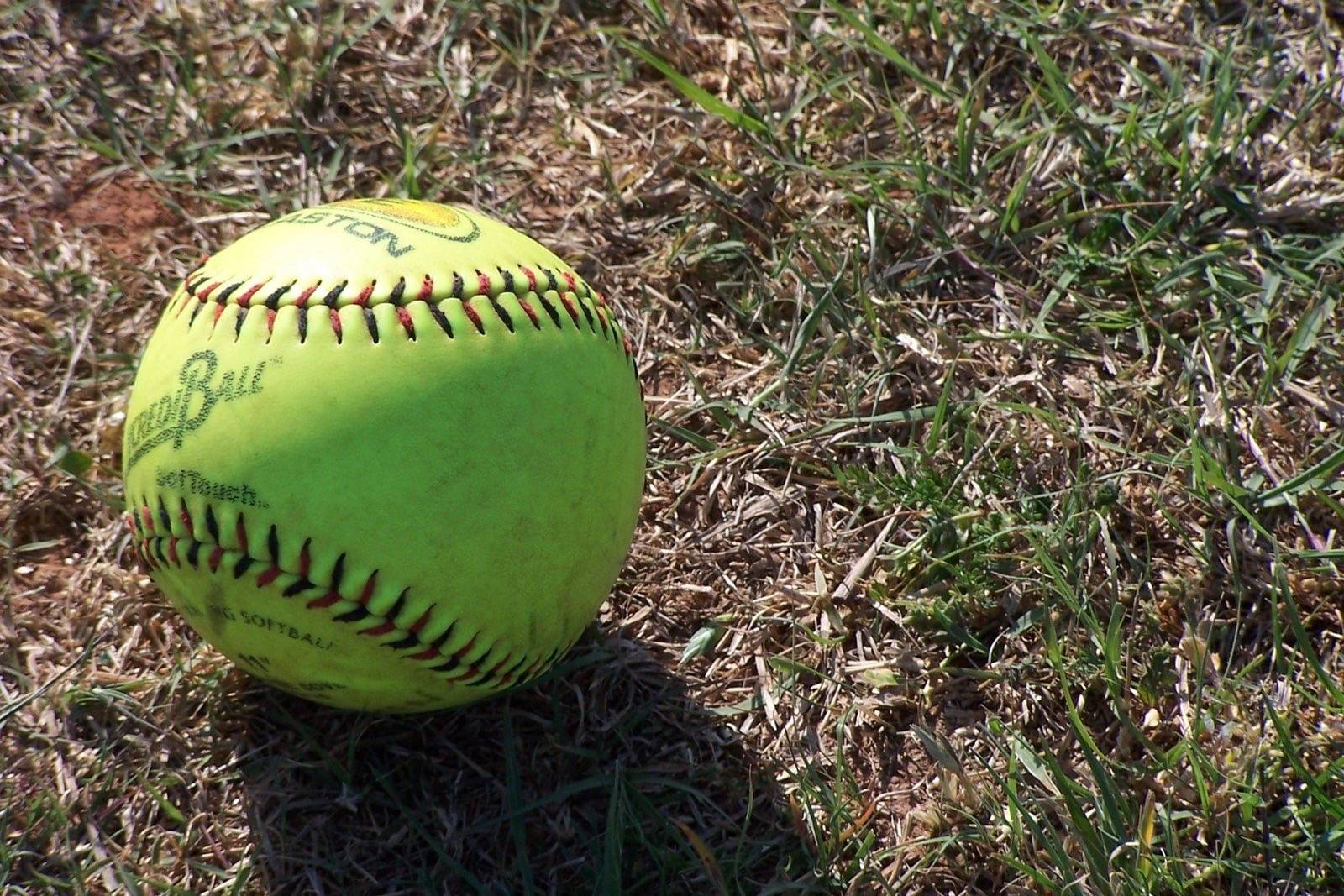 Softball мяч
