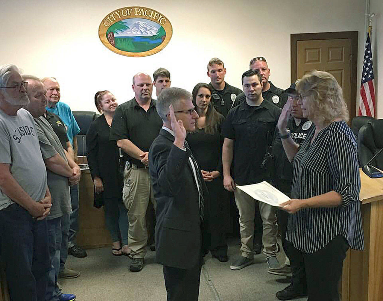 Pacific Mayor Leanne Guier swears in new police chief Stephen Craig Schwartz at the City Council meeting Monday. COURTESY PHOTO