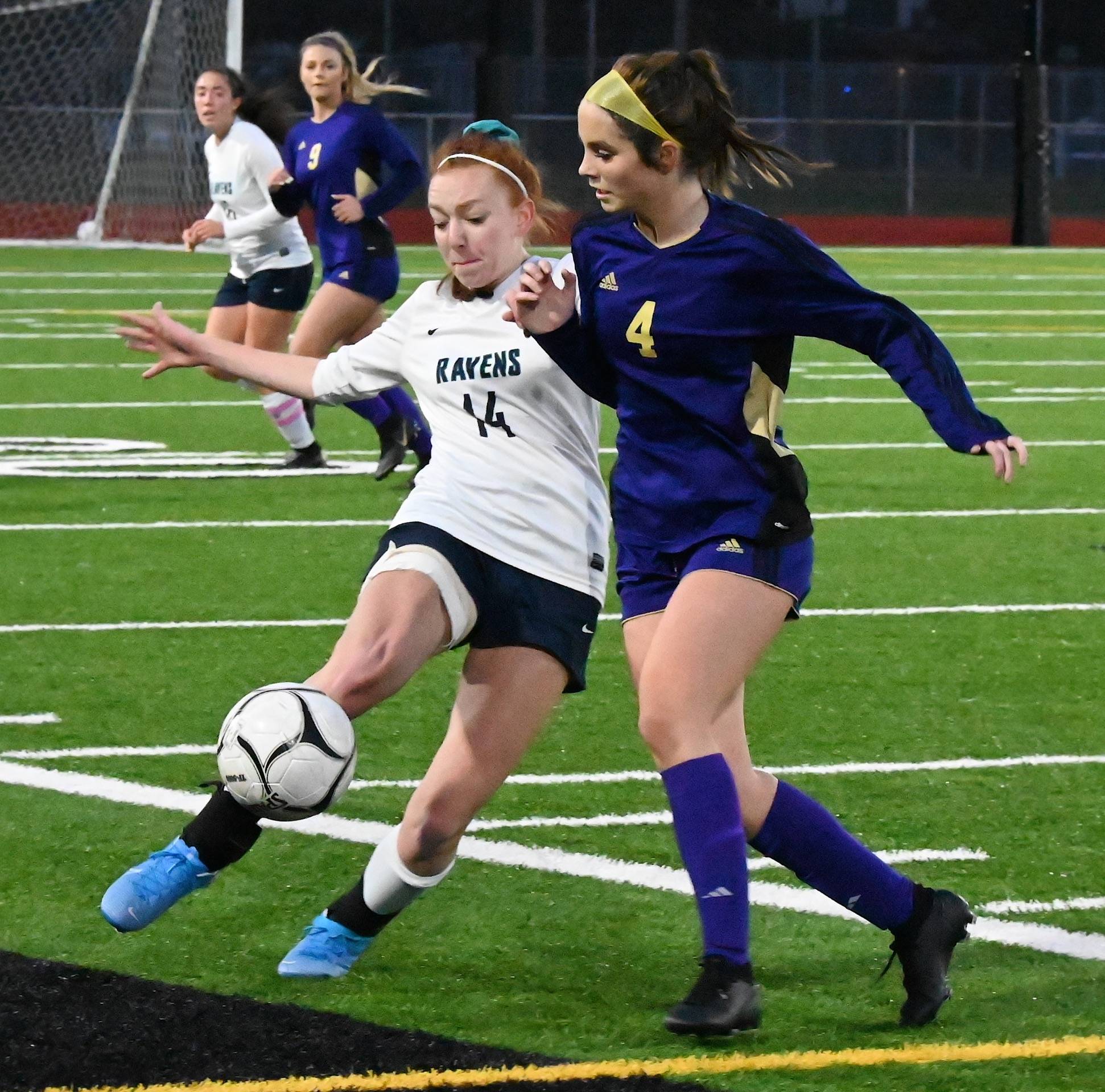 Auburn Riverside’s Sydney Wate advances the ball as Puyallup’s Kaelee Huetten defends during the 4A state championship match Saturday. RACHEL CIAMPI, Auburn Reporter