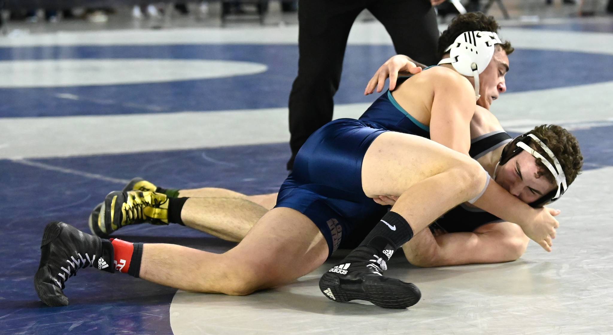 Auburn Riverside’s Ethan Pedro, top, takes command of his 182-pound bout against Emerald Ridge’s Kaden Martin during their matchup for third place. Pedro prevailed 9-5. RACHEL CIAMPI, Auburn Reporter