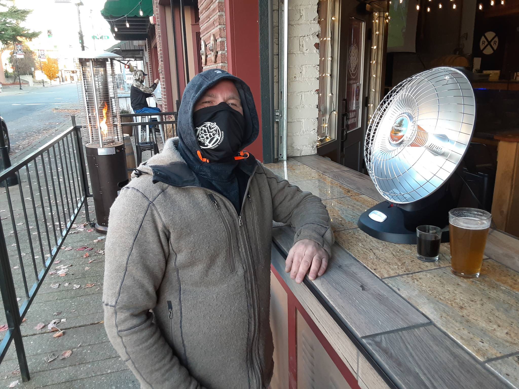 Robert Whale, Auburn Reporter
John Gronowski makes his usual brewskie stop at Rail Hop n’ Brew on West Main, undeterred by having to drink al fresco under Gov. Jay Inslee’s latest order forbidding indoor service at bars and restaurants to stem the spread of COVID-19.